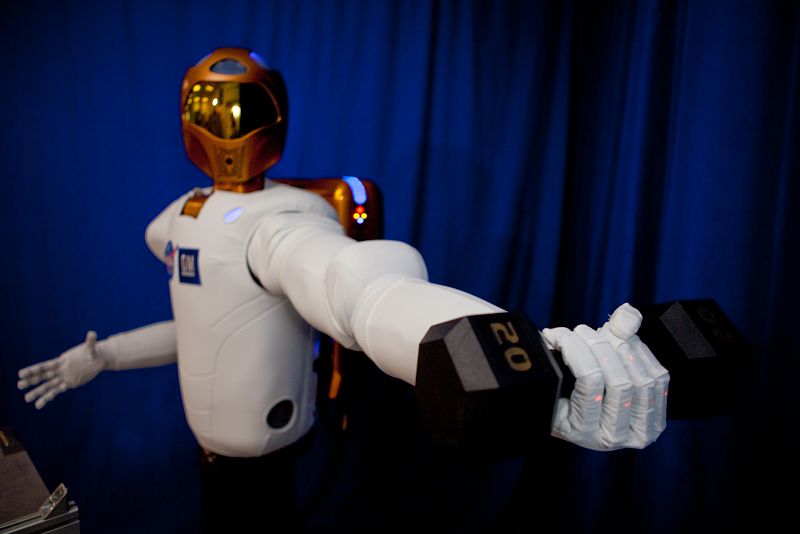 La NASA y General Motors trabajan juntos para desarrollar estos androides y utilizarlos en la industria automovilística y aeroespacial.