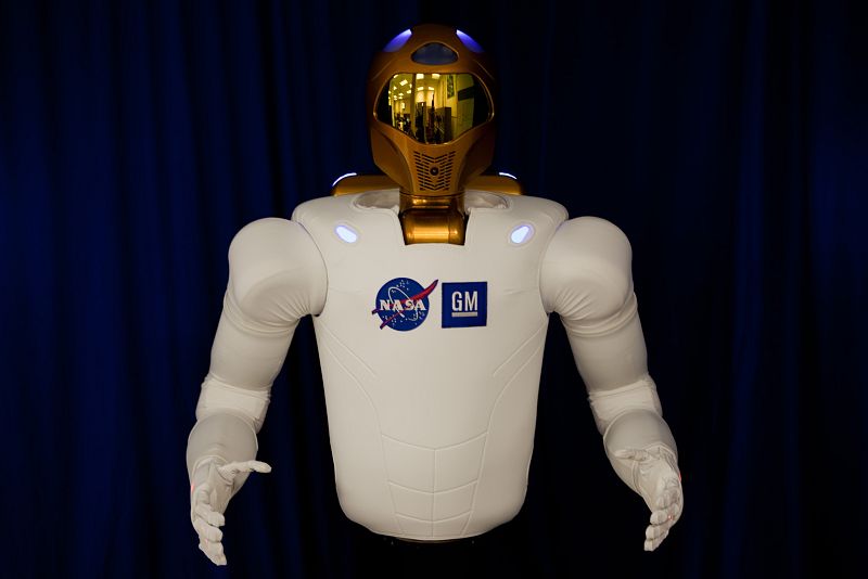 la NASA que afirma que están diseñados para trabajar "codo con codo" con los seres humanos.
