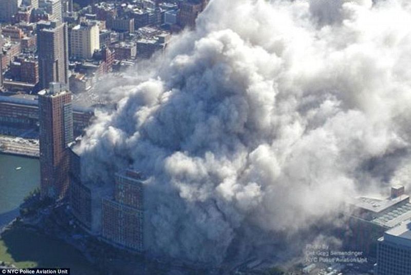 Una torre cayó media hora después de otra. Mediada la tarde, ya no existía el World Trade Center.