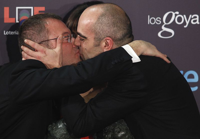 Luis Tosar y Daniel Monzón se besan al finalizar la Gala