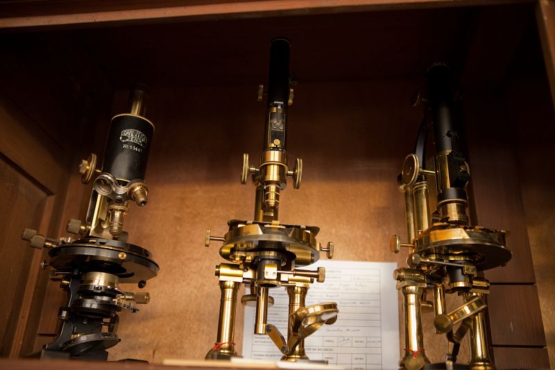 Estos instrumentos del despacho fueron usados por Pierre y Marie Curie durante su visita a España para dar una serie de conferencias.
