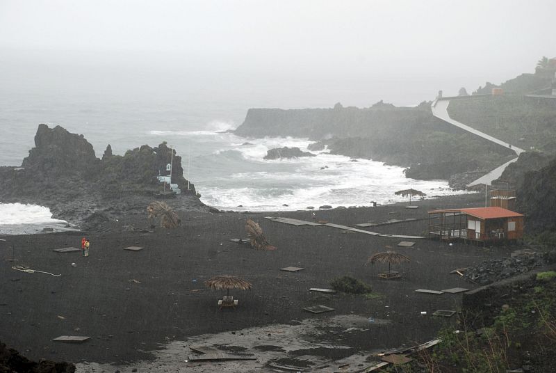 La playa de Chaco Verde, en la isla de La Palma, presenta este aspecto tras los fuertes vientos y el intenso oleaje registrado.