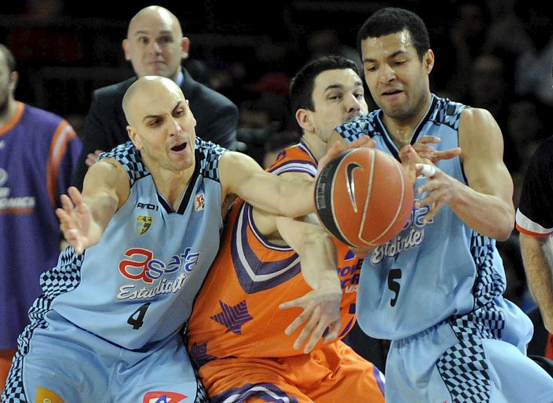 El base y el escolta del Asefa Estudiantes, Albert Oliver y el norteamericano Chris Lofton, defienden el balón ante el escolta del Power Electronics Valencia, Rafa Martínez.