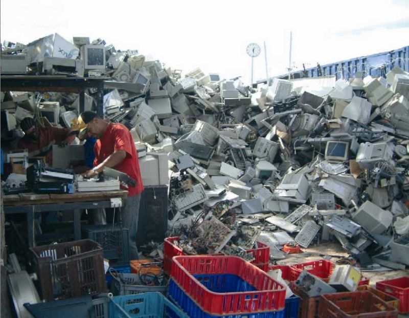 La ONU ha instado en un informe a  tomar medidas urgentes para hacer frente a estas montañas de e-basura que hacen peligrar los ecosistemas de los países en desarrollo.
