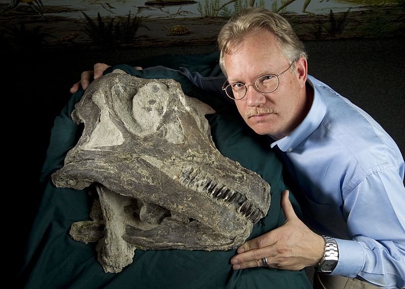 El profesor Brooks Britt posa con la cabeza del dinosaurio. Encontrar la cabeza de un saurópodo es algo fuera de lo común.