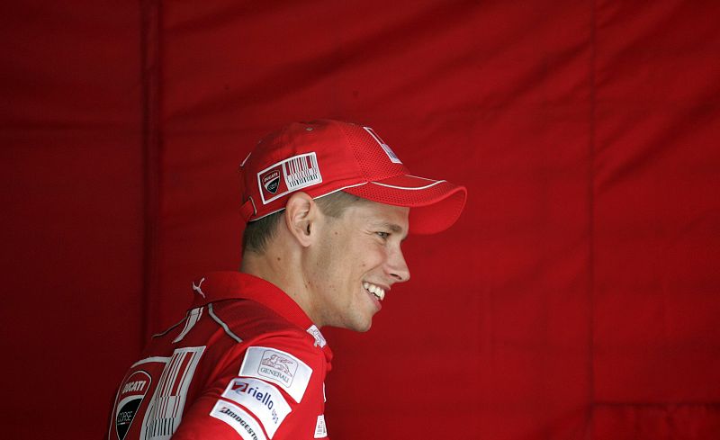 Casey Stoner sonría después de finalizar sus ensayos sobre la Ducati GP10. El australiano ha marcado el segundo mejor tiempo, por detrás de Valentino Rossi.
