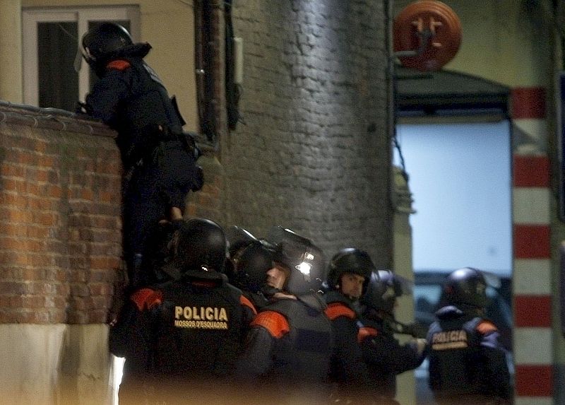 Efectivos de los Mossos buscan a los posibles autores de los disparos.