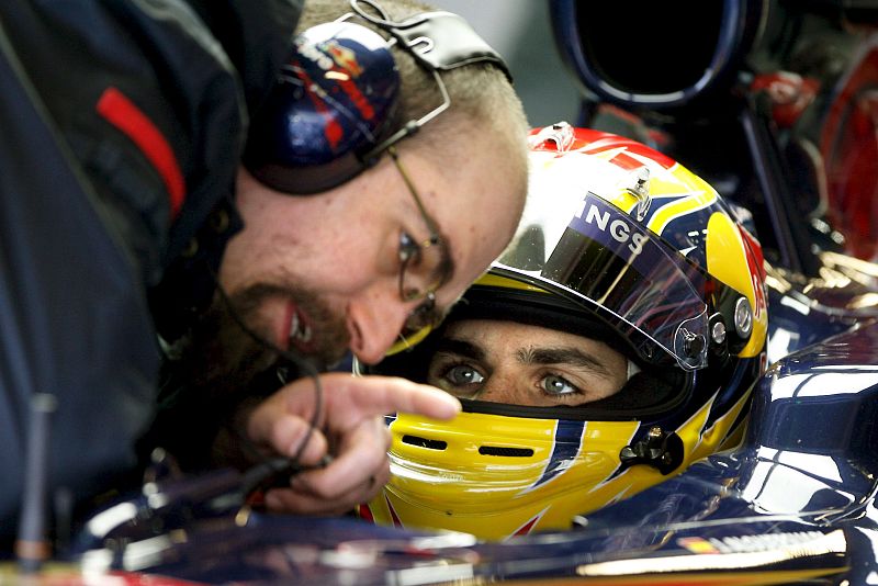 El piloto español de Fórmula Uno Jaime Alguesuari (Toro Rosso) habla con un ingeniero.