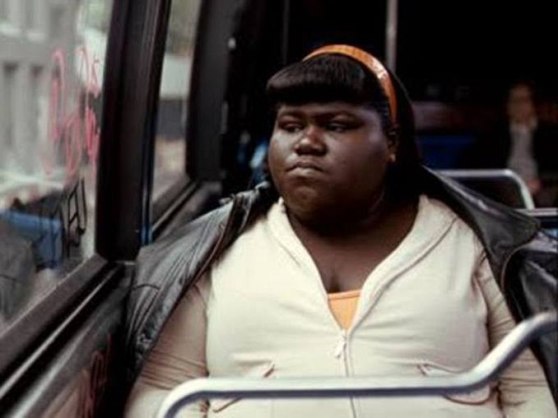 En "Precious" Sidibe da vida a una joven de sólo 16 años, embarazada de su padre, hija de una madre que la maltrata y que decide matricularse en una escuela de Harlem para mejorar su vida.