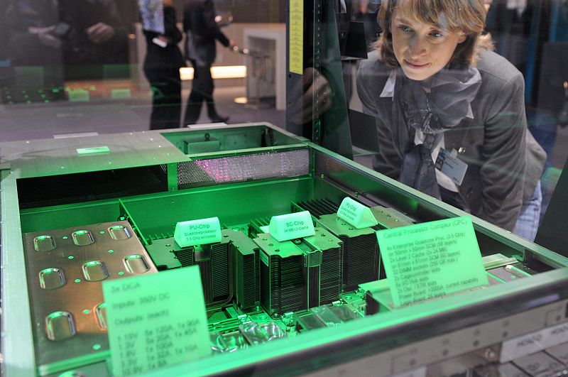 Una mujer junto al exhibidor de la compañía "IBM" en el CeBIT.