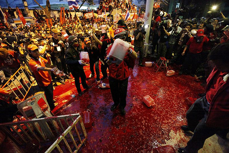 Los "camisas rojas" estuvieron manifestLos "camisas rojas" estuvieron manifestándose frente a la casa del primer ministro durante media hora