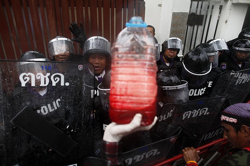 El propio ministro Shinawatra, de quien son partidarios los "camisas rojas", ha criticado las sangrientas protestas