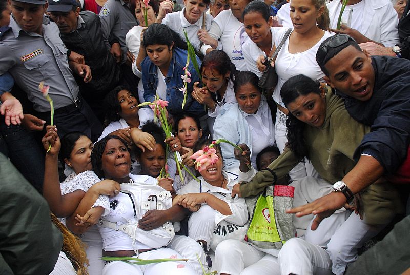 AGENTES CUBANOS EMPUJAN, ARRASTRAN Y SUBEN A AUTOBUSES A DAMAS DE BLANCO
