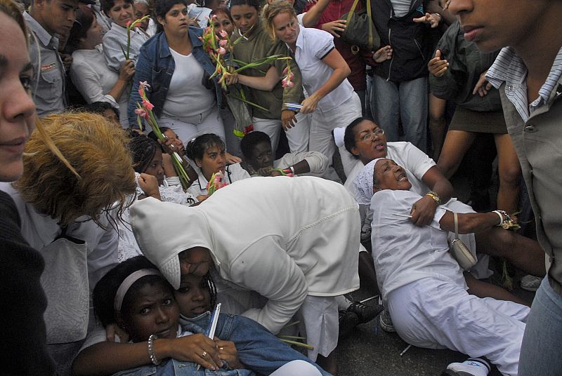 AGENTES CUBANOS EMPUJAN, ARRASTRAN Y SUBEN A AUTOBUSES A DAMAS DE BLANCO