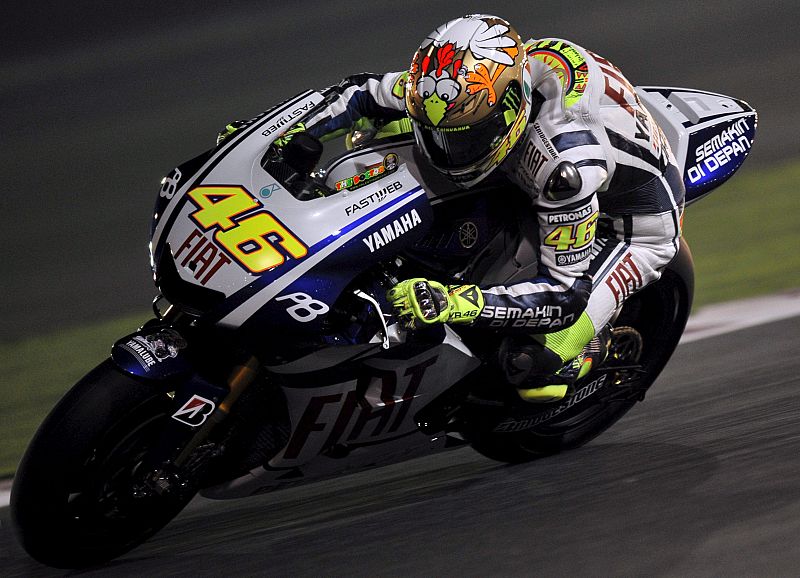 El italiano Valentino Rossi, piloto del equipo Fiat Yamaha en la categoría Moto GP, es fotografiado durante los entrenamientos de la noche oficial de pruebas en el Circuito Internacional de Doha, Qatar.