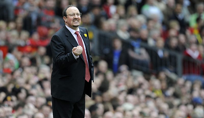 Benítez da instrucciones a sus jugadores en un momento del partido con el Manchester United.