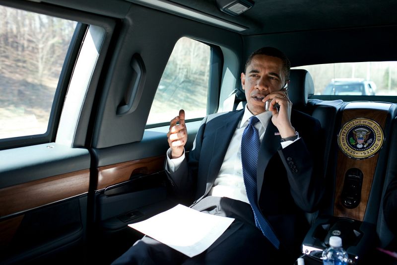 Obama habla desde su coche oficial para cerrar el acuerdo de la reforma sanitaria el pasado 19 de marzo.