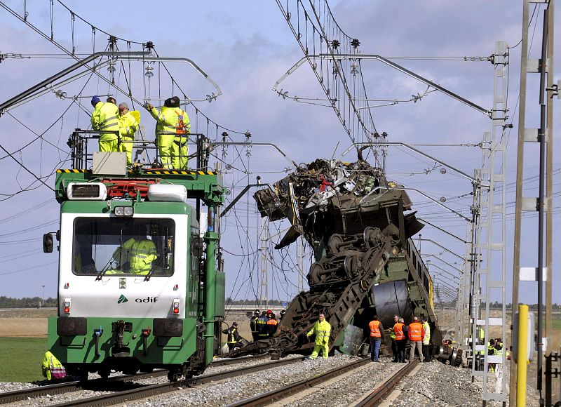 La locomotora de uno de los trenes ha quedado montada sobre el otro convoy.