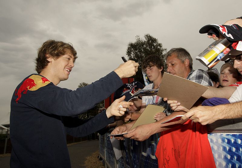 Sebastian Vettel (Red Bull) firma autógrafos antes de la carrera. El alemán partía como favorito para el triunfo.