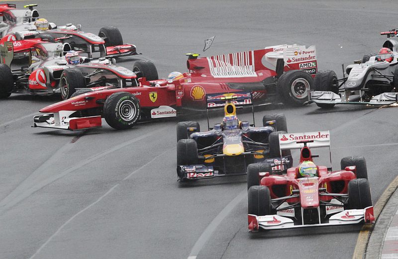Una mala salida y el toque con Jenson Button provocaron un trompo en la salida de Fernando Alonso que malbarataría sus esfuerzos en el GP de Australia.