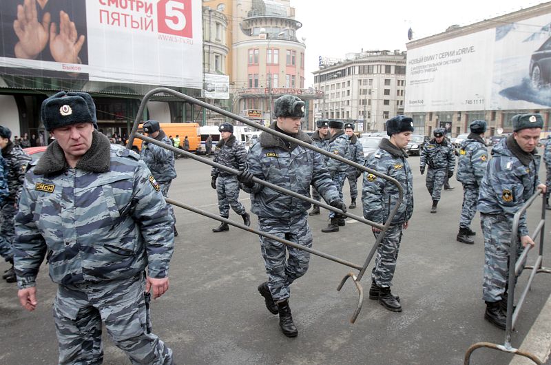 Fuerzas de seguridad colocan vallas para impedir el acceso a la estación de Lubyanka