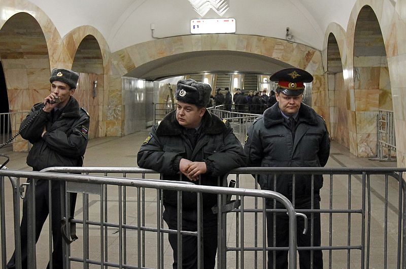 Fuerzas de seguridad mantienen contralado y cerrado el acceso al interior del metro