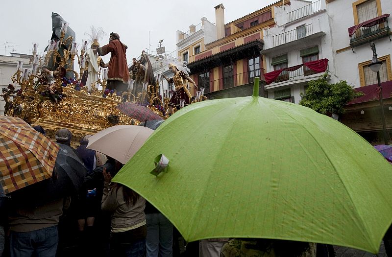 LA HERMANDAD DE JESUS CAUTIVO SE REFUGIA EN EL SALVADOR A CAUSA DE LA LLUVIA EN SEVILLA