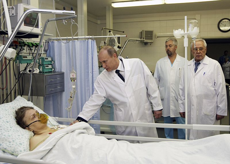 El primer ministro ruso Vladimir Putin visita en el hospital a uno de los heridos