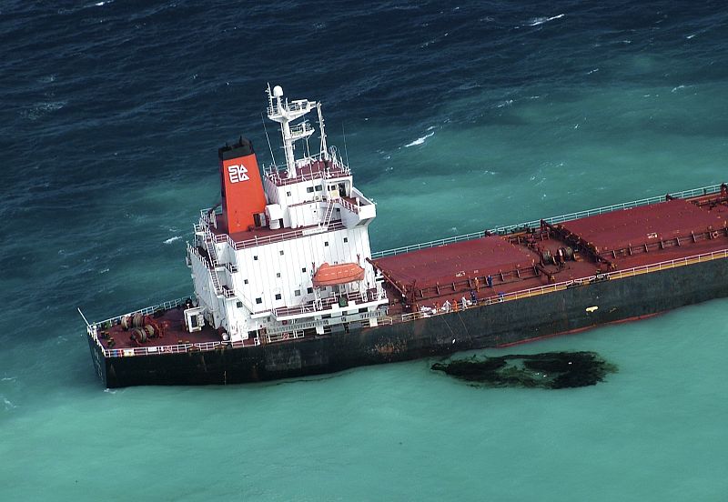 El gobierno de Queensland dio el aviso de que el Shen Neng 1 quedó varado el pasado sábado en un banco de arena a 70 kilómetros de la costa, cerca de la turística isla de Kepel, al noreste de Australia