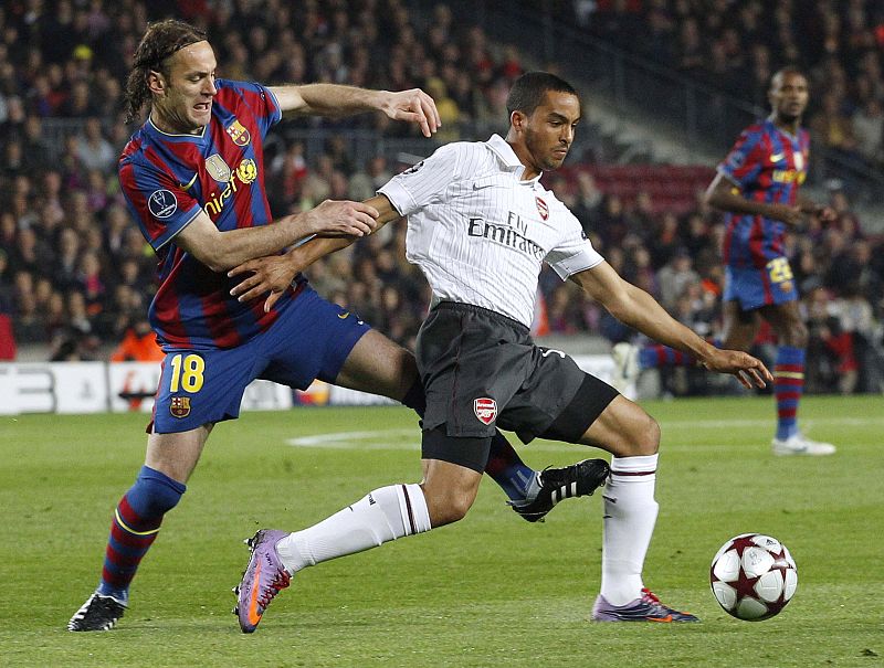 Milito trata de detener a Walcott.