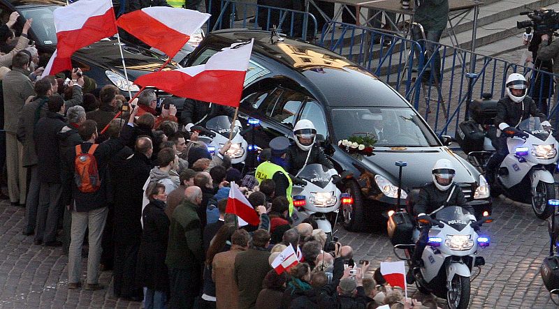 EL COCHE FÚNEBRE CON LOS RESTOS DE LA PAREJA PRESIDENCIAL