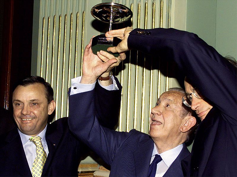 En esta imagen de archivo de 2000, Juan Antonio Samaranch sostiene la Copa Olímpica con el alcalde de Sidney y el presidente de New South Wales.