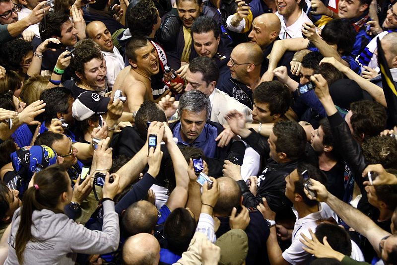 Los 'tifosi' zarandeando al entrenador portugués.