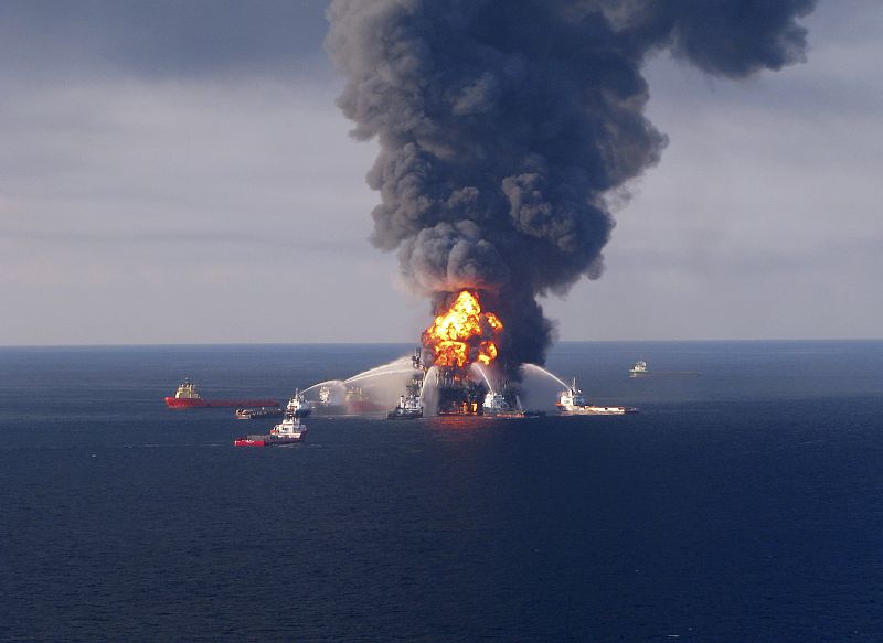 Según los responsables de la plataforma, la explosión pudo ser causada por una voladura tras un aumento inesperado de la presión de salida del petróleo