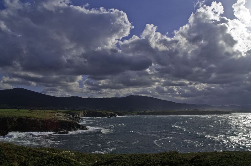 Fuerte viento y nubes tormentosas en la Ría de Ribadeo a su paso por la localidad de Barreiros (Lugo).
