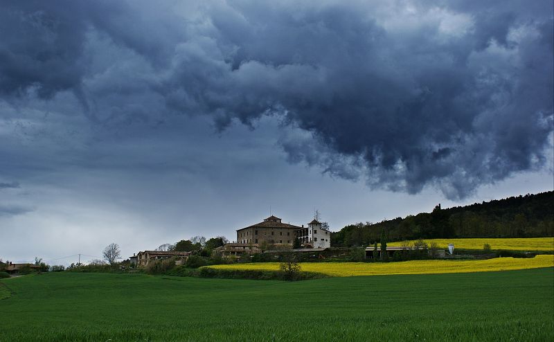 Cielo cubierto con nubes tormentosas en la localidad barcelonesa de Sant Boi de Llucanés.