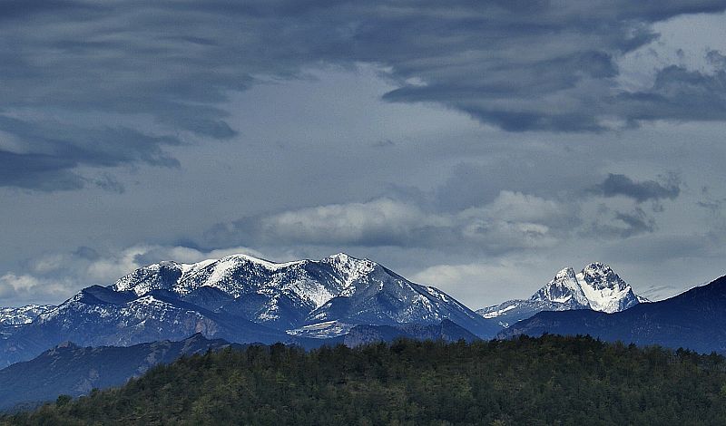 Imagen del Pre-Pirineo catalán nevado visto desde Sant Agustí de Llucanés (Barcelona).