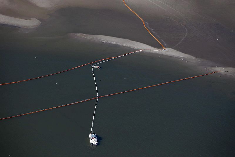 VISTA AÉREA DE LA MANCHA DE PETRÓLEO QUE SE APROXIMA HACIA LAS ORILLAS DEL ESTADO DE LUISIANA