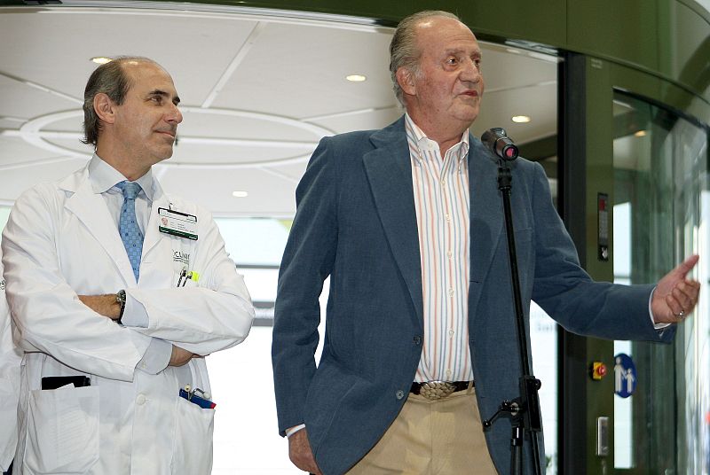 EL REY ALABA LA SANIDAD PÚBLICA EN ESPAÑA AL ABANDONAR EL HOSPITAL CLÍNIC