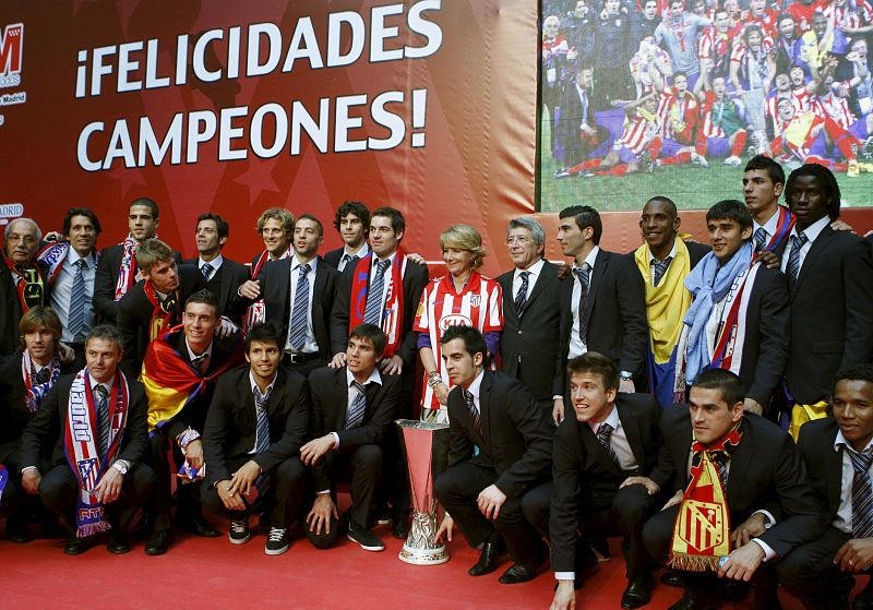 La presidenta de la Comunidad de Madrid, Esperanza Aguirre (c) posa junto con los jugadores y el equipo técnico del Atlético de Madrid.