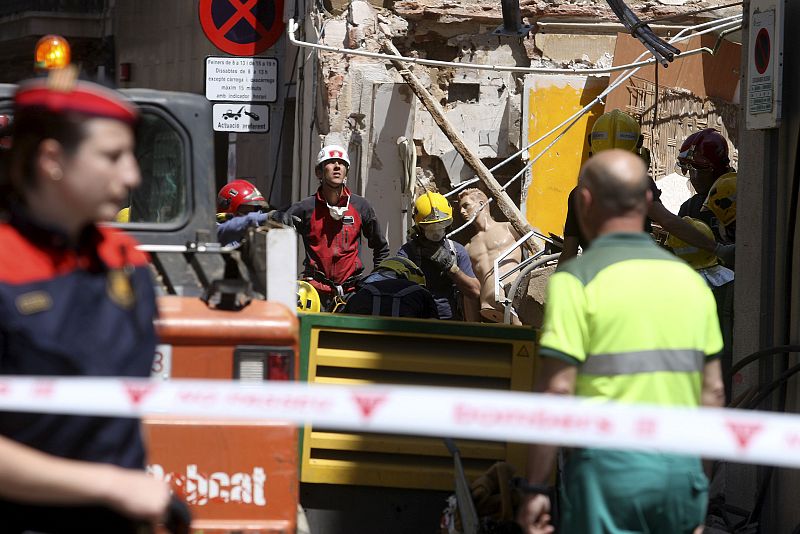 El derrumbe ha afectado al edificio aledaño y hasta las 17.00 horas no se ha descartado el nivel de alerta.