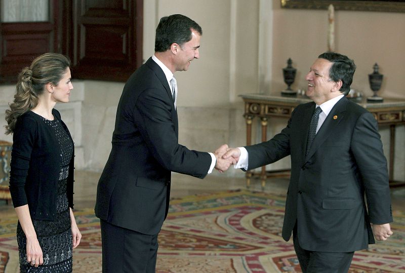 Por detrás de Rodríguez Zapatero y su esposa llegó al Palacio Real el presidente de la Comisión Europea, José Manuel Durao Barroso.