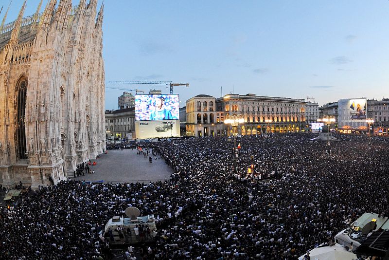 Seguidores del Inter observan en la Plaza del Domo de Milán (Italia), la final ante el Bayern.