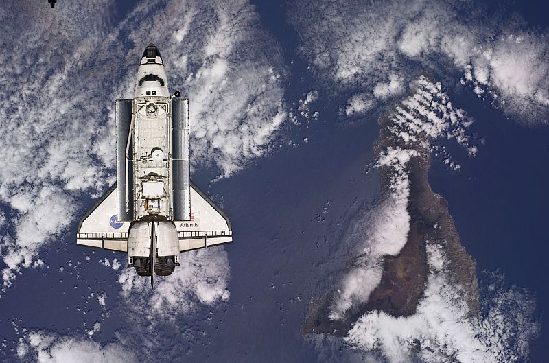 Una bella imagen del Atlantis sobre las Islas Canarias.