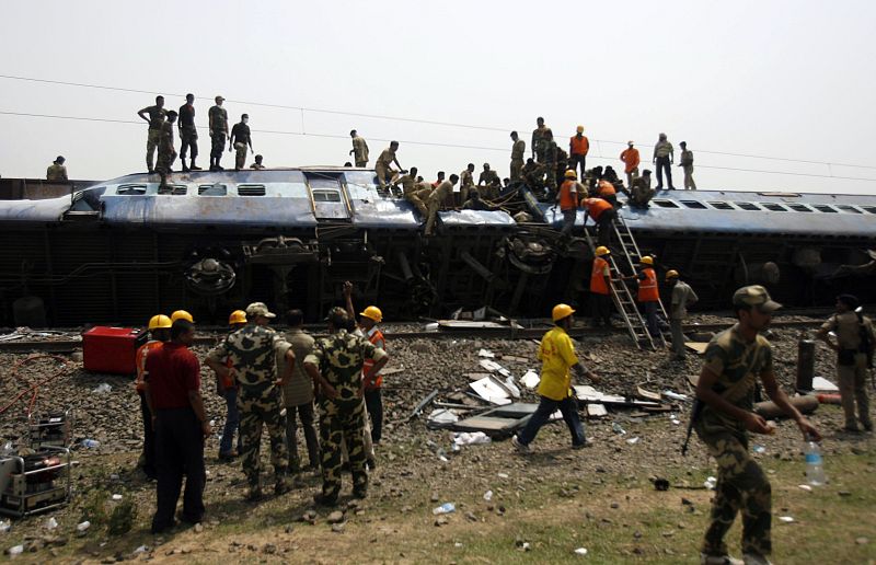 Los equipos de rescate se han introducido en los trenes para buscar supervivientes
