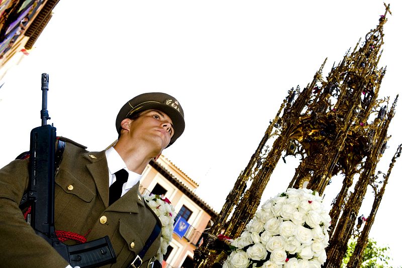 Miembros del Ejército acompañan en Toledo a la Custodia en la procesión del Corpus Christi