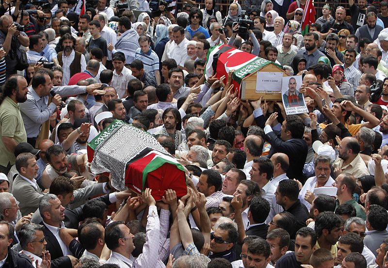 A los cientos de personas que siguieron la ceremonia en el templo se sumaron miles de personas en el exterior en un respetuosos silencio.