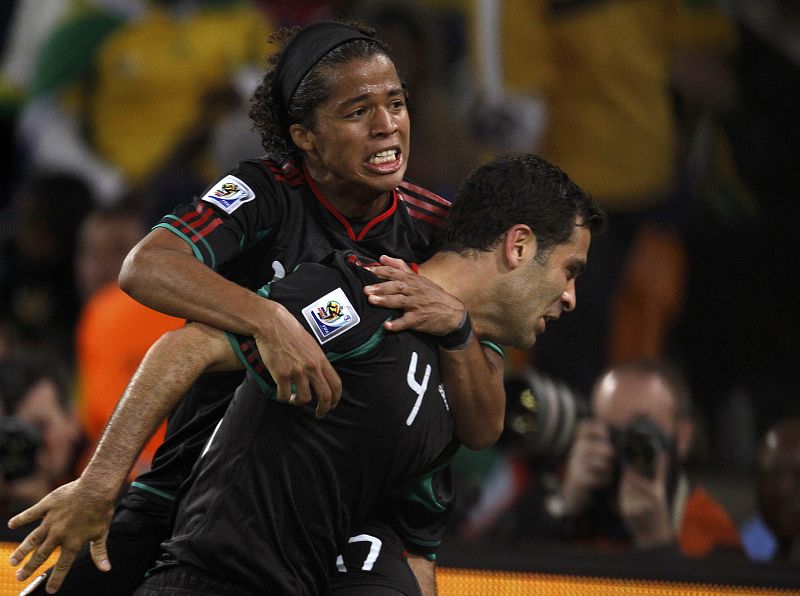 El jugador mexicano Dos Santos celebra con Márquez el gol del empate de México.