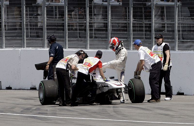El piloto japonés Kamui Kobayashi (BMW Sauber) sale del monoplaza tras accidentarse al comienzo del Gran Premio de Canadá.