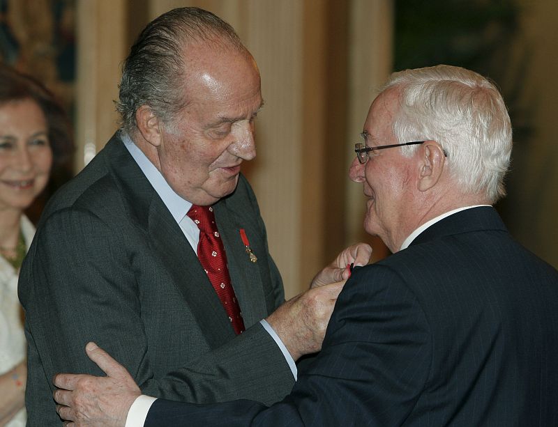 El Rey entrega a Víctor García de la Concha, director de la Real Academia Española (RAE), el Toisón de Oro.